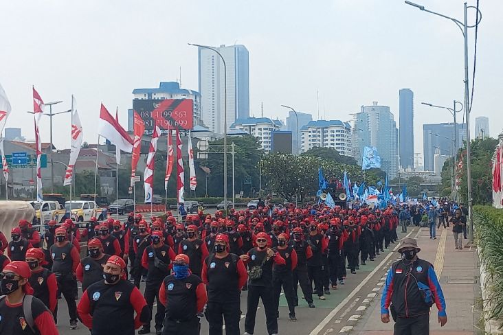 Ribuan Buruh Blokade Jalan Gatot Subroto Menuju DPR, Lalu Lintas Mulai Tersendat