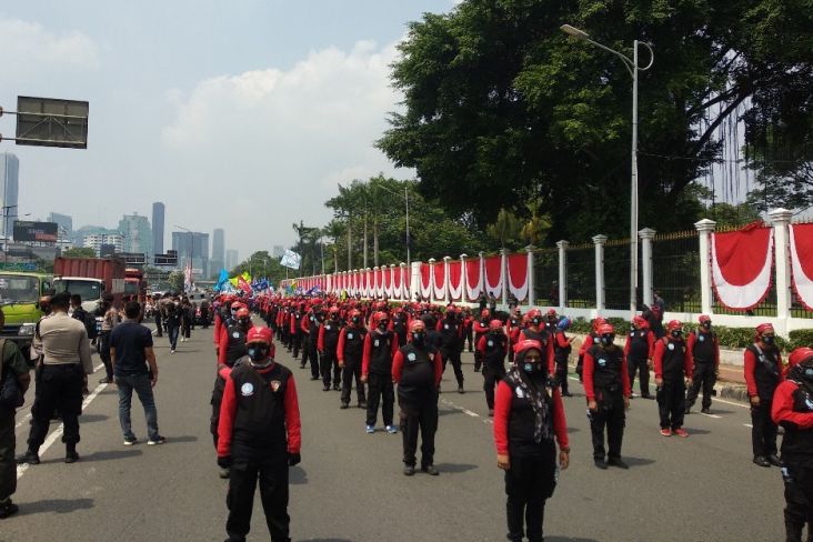 Gelombang Massa Terus Berdatangan, Buruh Ancam Robohkan Gerbang DPR