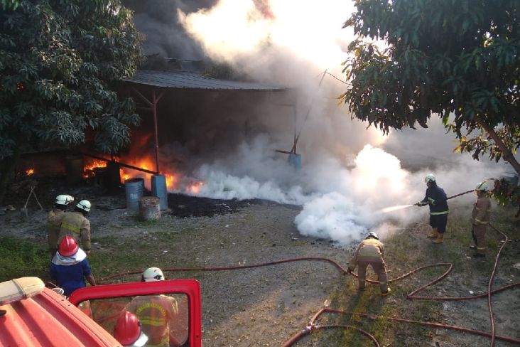 Kebakaran Hebat Hanguskan Pabrik Cat di Tangerang, Sempat Terjadi Ledakan