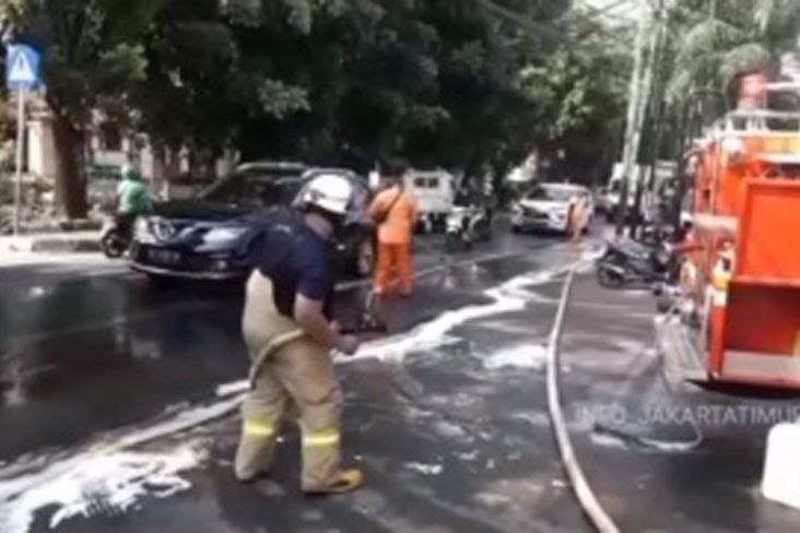Sejumlah Pemotor Jatuh, Damkar dan PPSU Bersihkan Tumpahan Oli di Cipayung
