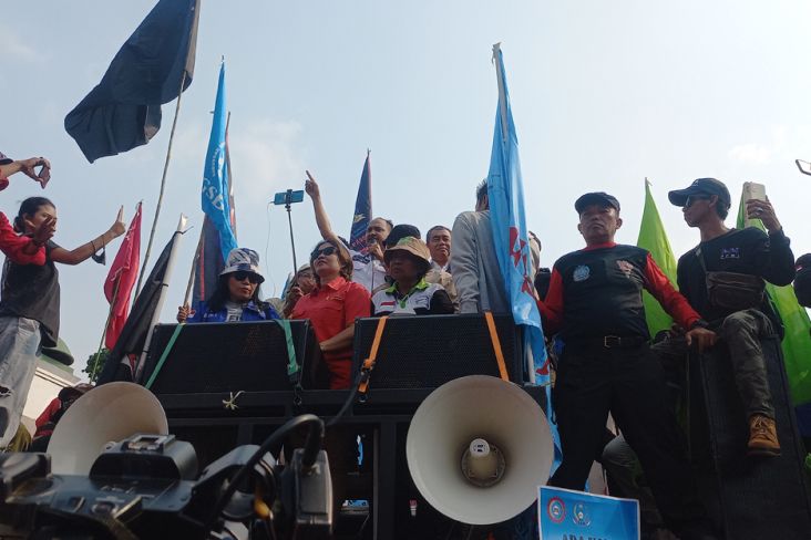 Sejumlah Anggota DPD RI Temui Ribuan Buruh di Depan Gedung DPR-MPR