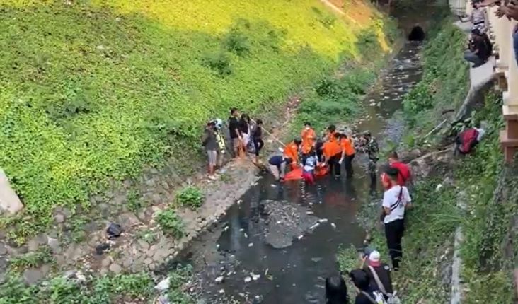 Ngeri! Mayat dengan Kepala Terbenam Lumpur Sungai Ditemukan di Semarang