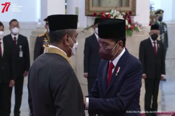 Jokowi Berikan Tanda Kehormatan kepada 127 Orang: Dari Bidan, Seniman, hingga Pensiunan Jenderal