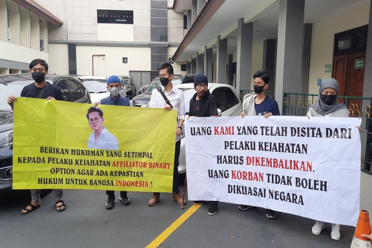 Indra Kenz Jalani Sidang Perdana, Korban Datang Bawa Spanduk Bertuliskan Kembalikan Uang Kami
