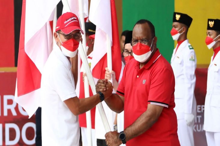 Pupuk Nasionalisme, Wamendagri Serahkan Bendera Merah Putih kepada Masyarakat Aceh