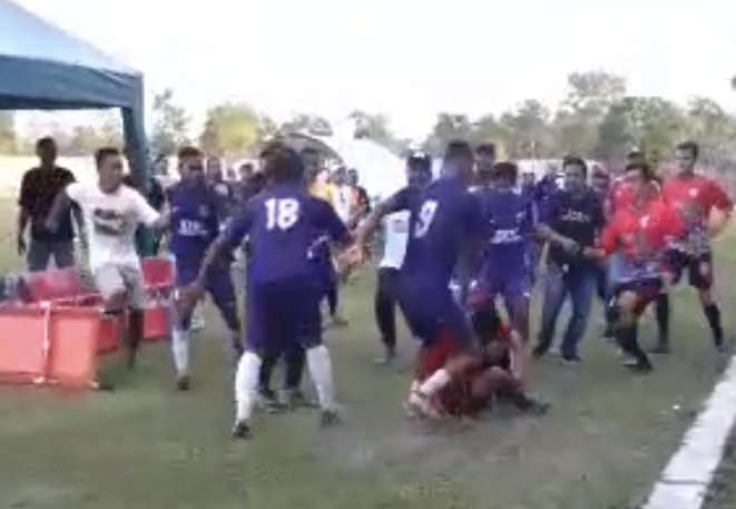 Turnamen Sepakbola di Kobar Ricuh, Pemain Saling Adu Jotos