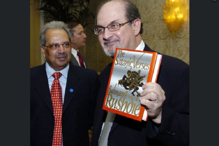 Ayat-Ayat Setan, Tragisnya Salman Rushdie, dan 33 Tahun Fatwa Mati Iran