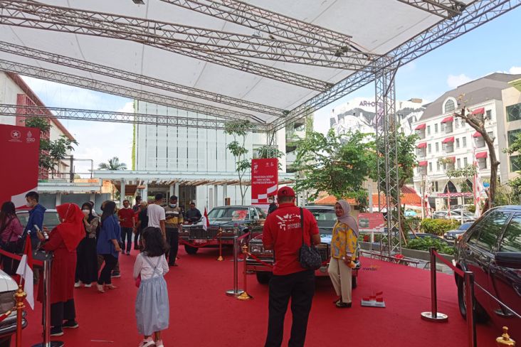 Antusias, Pengunjung Tampak Berswafoto dengan Mobil Kepresidenan di Sarinah