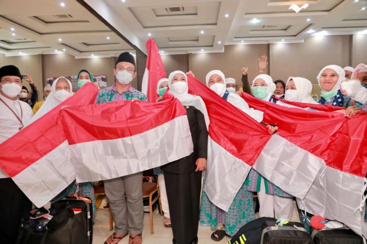 Sambut Kedatangan Jemaah Haji Kloter Terakhir, Khofifah Bagikan Bendera Merah Putih