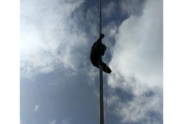 Aksi Heroik Bocah Panjat Tiang Bendera saat Upacara Beredar di Sosmed