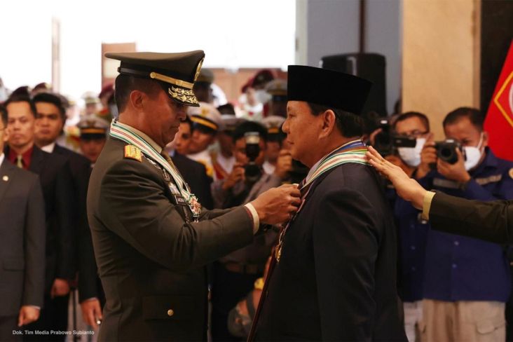 Luar Biasa! Prabowo Terima 4 Bintang Kehormatan Utama, Disematkan Panglima TNI dan Tiga Kepala Staf Angkatan