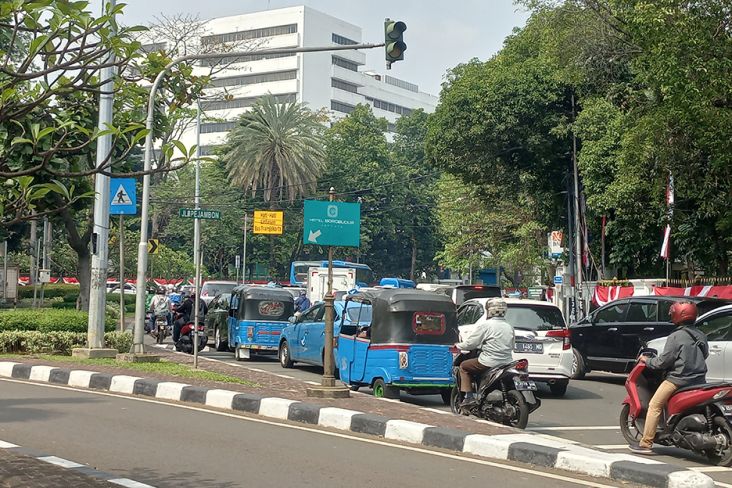 Persiapan Upacara HUT ke-77 RI di Istana Negara, Jalan Medan Merdeka Utara Ditutup