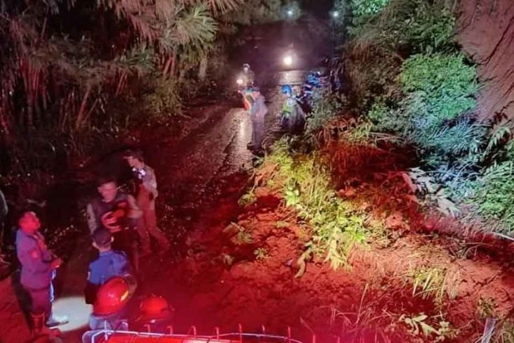 Longsor di Puncak Bogor, Pengendara Motor Terluka