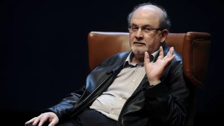 Iran: Salman Rushdie dan Para Pendukungnya Harus Disalahkan atas Penikamannya
