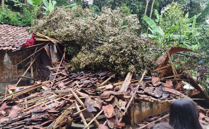 Puting Beliung Terjang Parakansalak Sukabumi, Puluhan Rumah dan Majelis Taklim Rusak