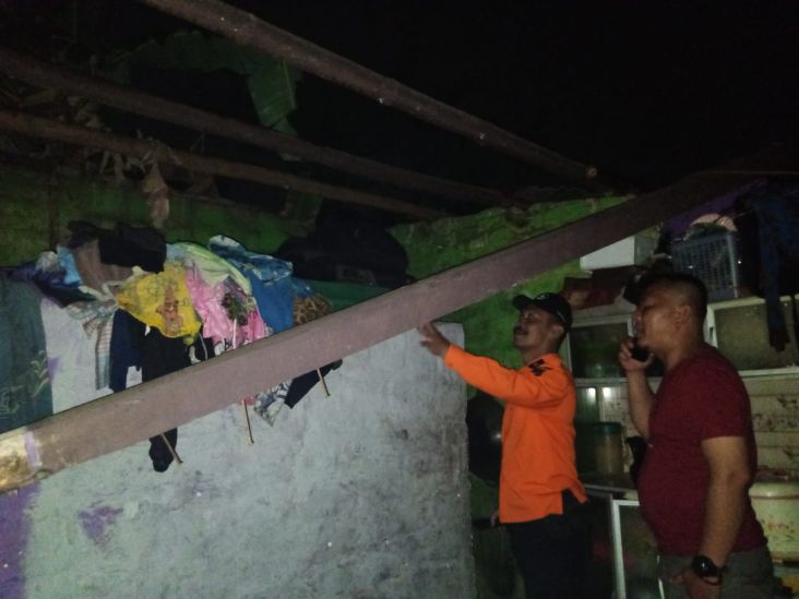 38 Rumah Rusak Dihantam Angin Puting Beliung, 4 KK Batujajar Mengungsi