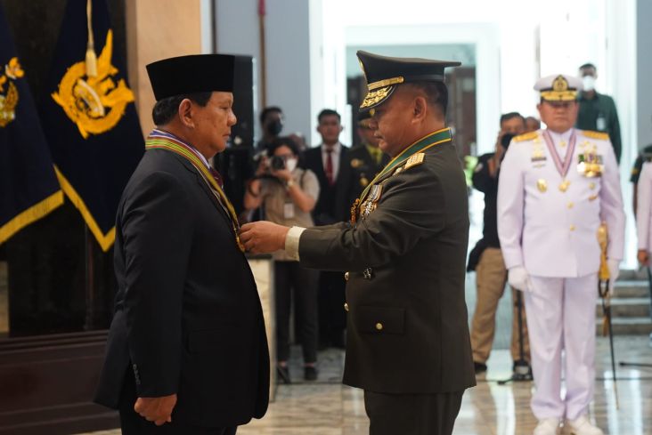 KSAD Dudung Sematkan Bintang Kartika Eka Pakci Utama kepada Prabowo Subianto
