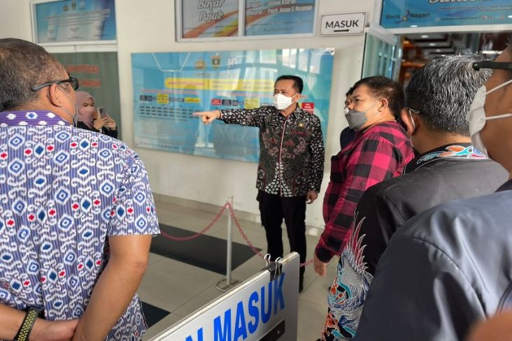 Kunjungi Samsat Kota Padang, Dirjen Keuangan Daerah Kemendagri Apresiasi Inovasi dan Layanan