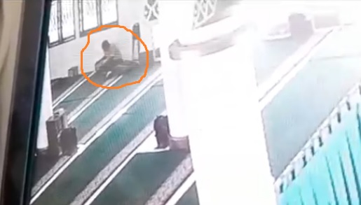 Pura-pura Sholat, Pria Ini Gasak Kotak Amal Masjid Siang Bolong