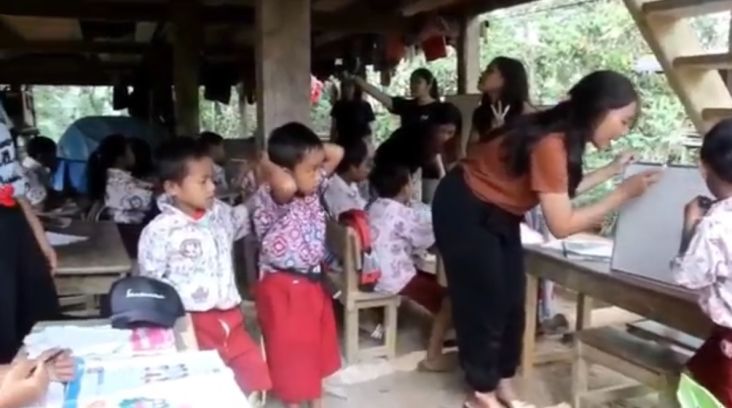 Ironi! 77 Tahun Indonesia Merdeka, Siswa di Tanah Toraja Belajar di Kolong Rumah