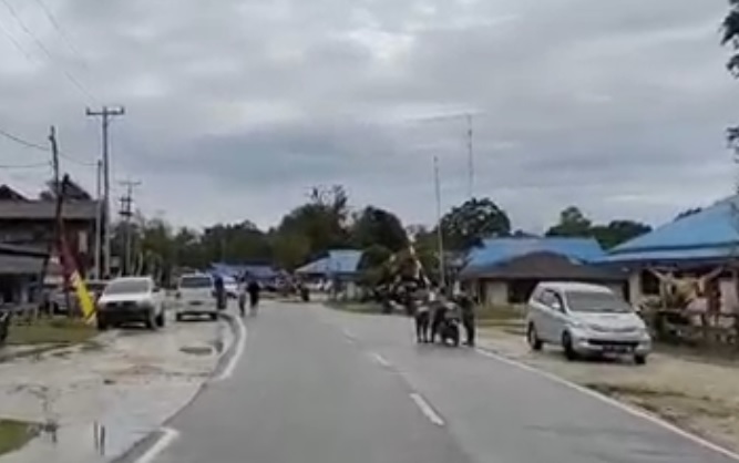 Pasukan Gabungan TNI-Polri Bersenjata Lengkap Razia Motor dan Mobil di Maybrat, Ada Apa?