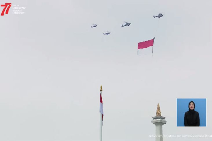 Mengagumkan, Helikopter TNI-Polri Atraksi Terbang Bawa Bendera Raksasa Merah Putih