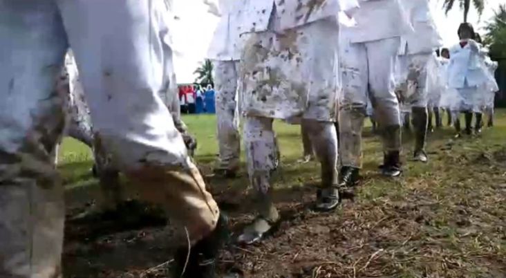 Sepatu Copot, Anggota Paskibra Menangis Haru Kibarkan Bendera Merah Putih di Lapangan Berlumpur