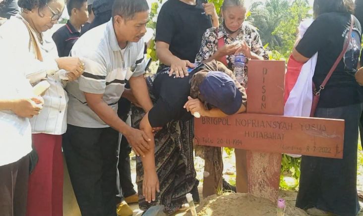 Ibunda Brigadir J Menangis Histeris di Atas Pusara Anaknya saat Rayakan HUT ke-77 RI