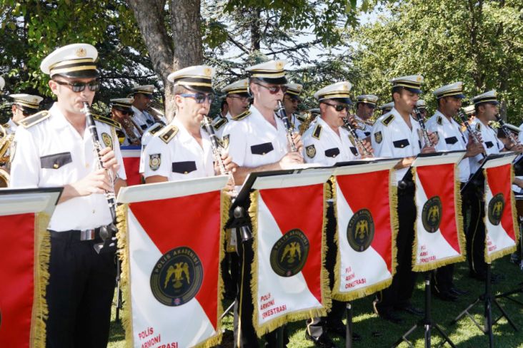 Korps Musik Elit Kepolisian Turki Iringi Pengibaran Merah Putih di Ankara
