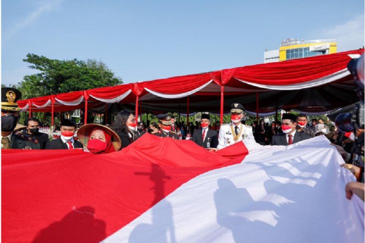 HUT Ke-77 RI , Ganjar Bentangkan Bendera Merah Putih Bersama Serikat Buruh