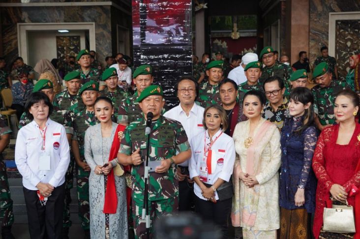 Rayakan HUT Ke-77 RI, KSAD Dudung Nyanyikan Lagu Satria Indonesia Bersama Rumpies