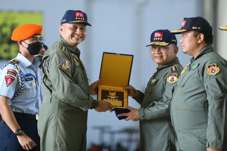Jenderal TNI Dudung Abdurachman Terima Wing Kehormatan Penerbang Kelas I TNI AU