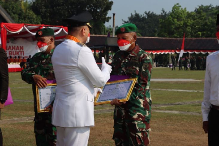 3 Personel Kodim 0510/Tigaraksa Terima Penghargaan dari Bupati Tangerang