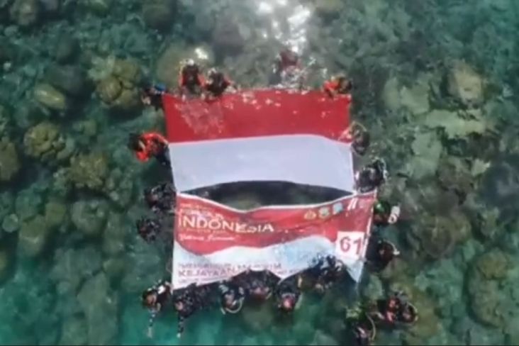 Prajurit TNI AL Kibarkan Merah Putih di Dasar Laut Natuna Utara