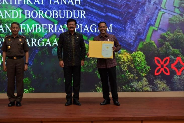Menteri ATR/BPN Serahkan Sertifikat Tanah Candi Borobudur ke Kemendikbudristek