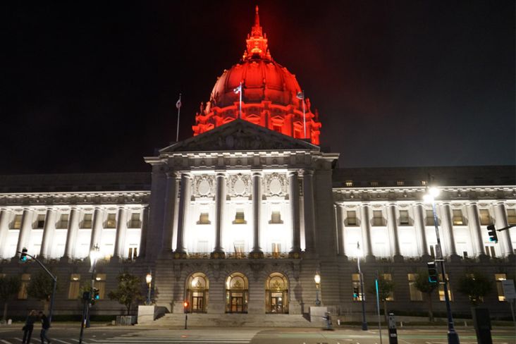 Spektakuler! Lampu LED Merah Putih Hiasi Balai Kota San Francisco