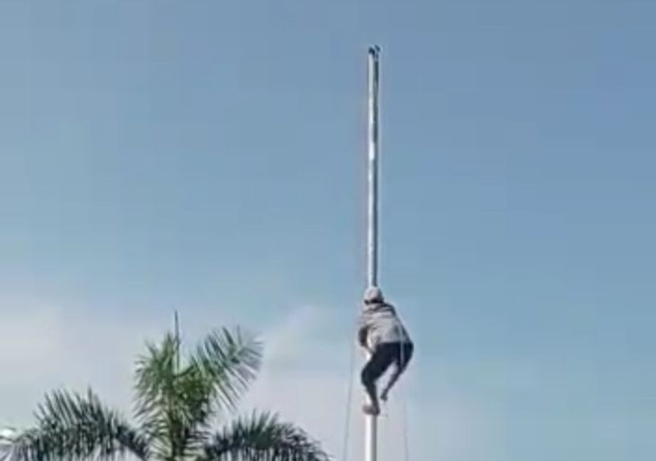 Aksi Heroik Petani di Karawang Panjat Tiang Bendera 15 Meter Selamatkan Upacara HUT ke-77 RI