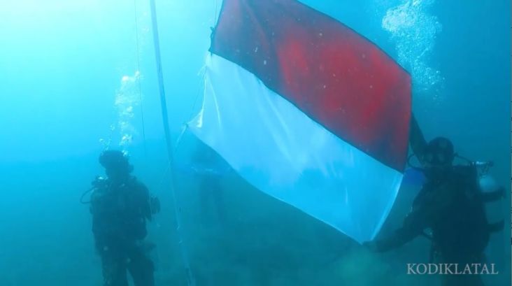 Penyelam Kodiklatal Kibarkan Bendera Merah Putih di Bawah Laut Situbondo
