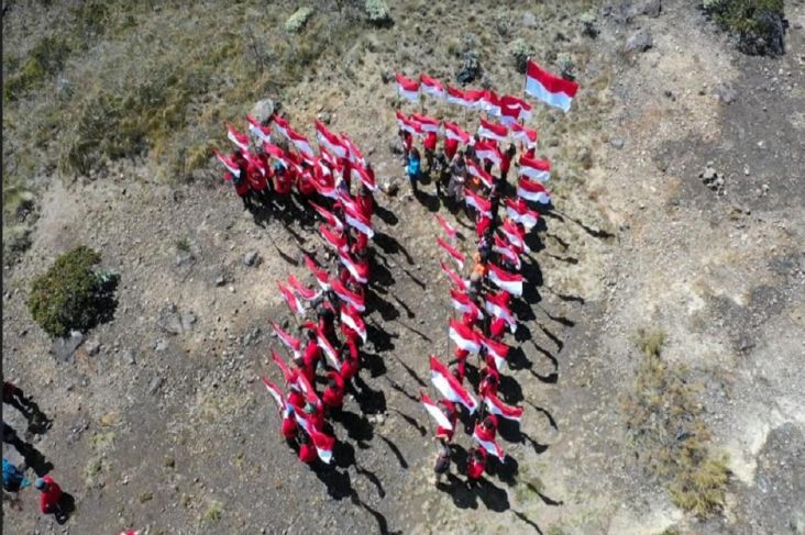 Tim Ekspedisi 77 Sukses Kibarkan 77 Bendera Merah Putih di Puncak Gunung Arjuno