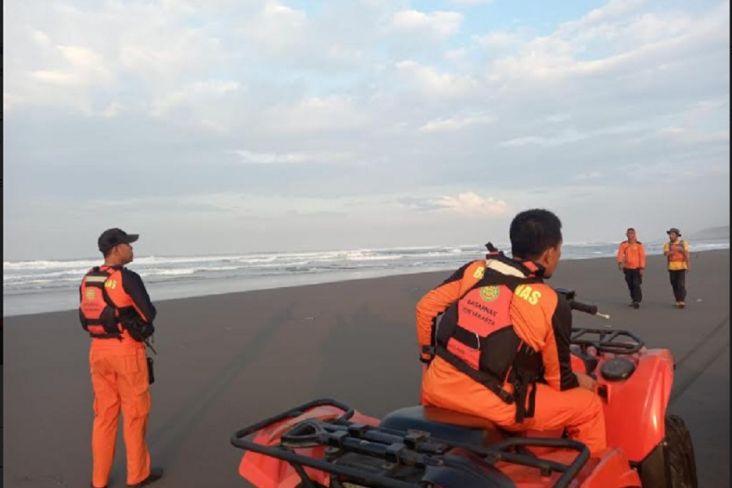 Korban Tenggelam di Pantai Parangtritis Belum Ditemukan, SAR Kerahkan Alat Amphibious