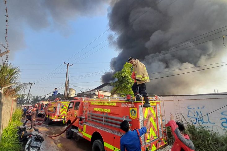 Kebakaran Landa Pabrik Aluminium Foil di Bogor