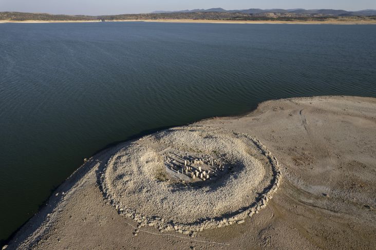 Lingkaran Batu Prasejarah Muncul di Tengah Bendungan yang Mengering