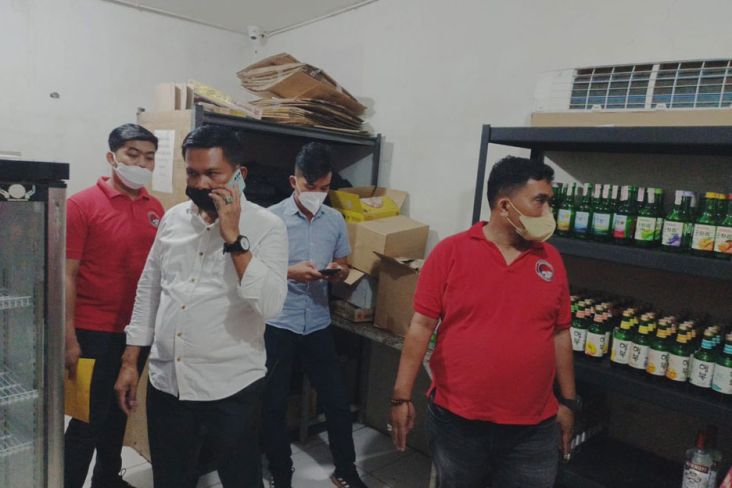 Polres Metro Bekasi Sita 1.577 Botol Miras Oplosan dan 4 Liter Biang