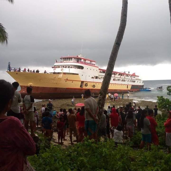 Viral, Kapal Penumpang Tujuan Manado-Talaud Terdampar di Pantai Larang Wualla