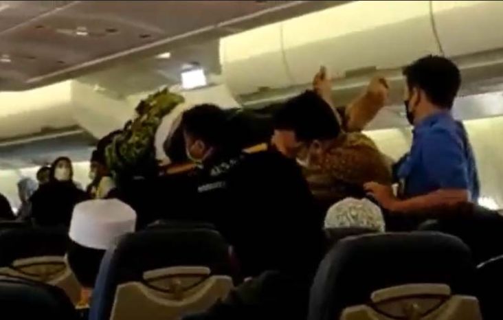 Calon Jamaah Umroh Meninggal di Atas Pesawat, Diduga Serangan Jantung