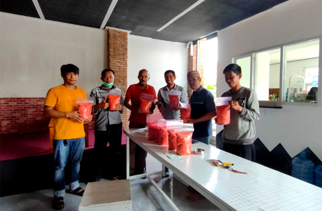 Eks Bupati Luwu Andi Cakka Fasilitasi Bantuan Bibit Jagung ke Petani