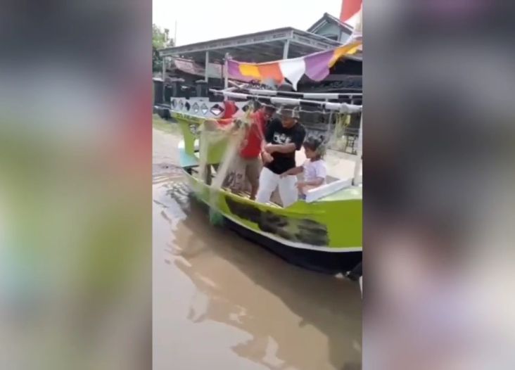 Viral! Warga Indramayu Naiki Perahu di Tengah Jalan Rusak dan Berlubang