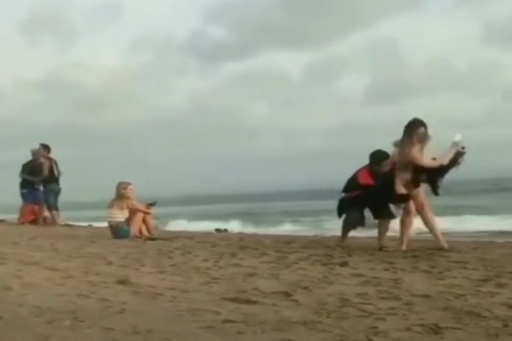 Viral, Pria di Bali Kepergok Rekam Bule Berbikini di Pantai Berawa