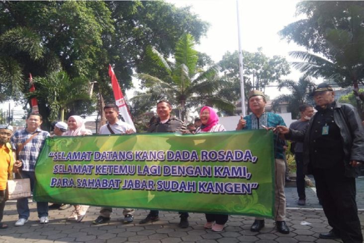 Mantan Wali Kota Bandung Dada Rosada Bebas Hari Ini, Para Pendukung Sambut Gembira