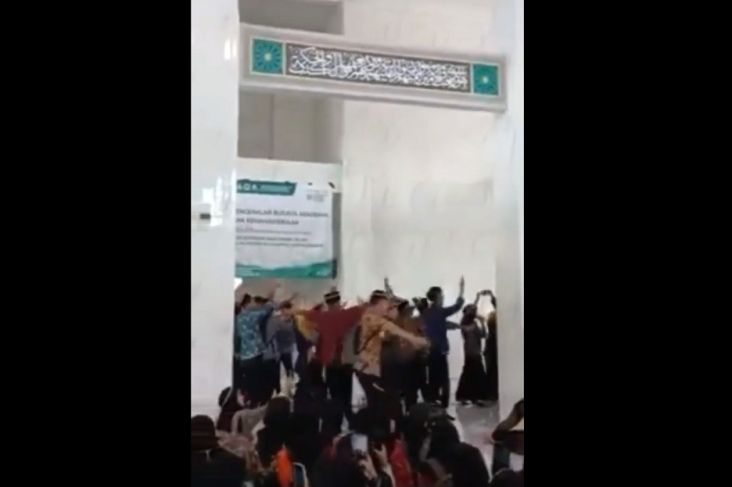 Viral! Ratusan Mahasiswa Baru UIN KHAS Jember Joget Dangdut Koplo Ojo Dibandingke di Masjid